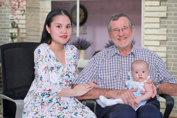Cô gái Việt lấy chồng Tây chênh 40 tuổi, phải nói dối là "bố của bạn trai"